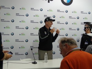 DSC01382 Jim Furyk holds card for media DS